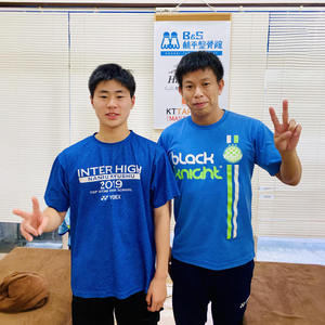 シングルスで優勝した青江優志選手が結果報告に来てくれました（岡⼭県⾼等学校総合体育⼤会代替⼤会バドミントン）